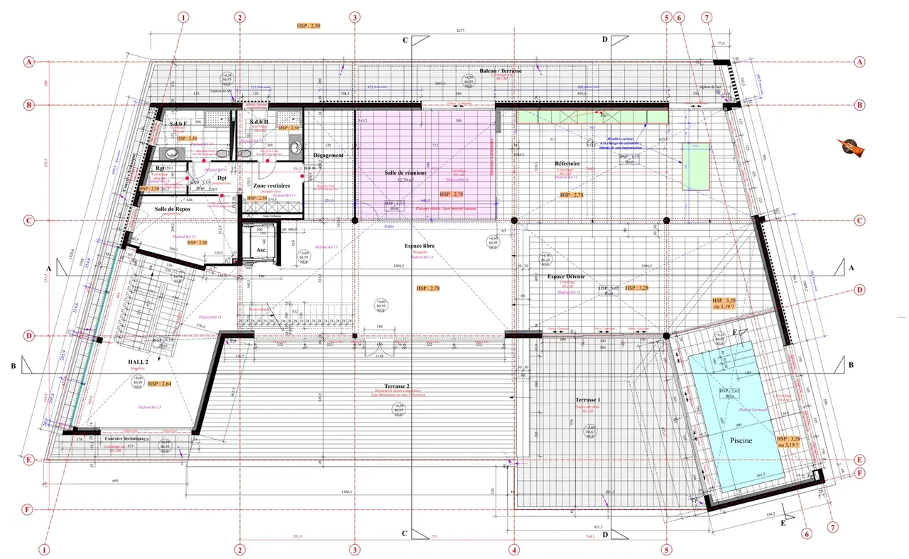 Plan d'architecte d'un étage de bureaux avec cotes, trames, hachures, mobilier et annotations